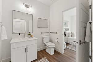 Bath with entry from the hall or the second bedroom