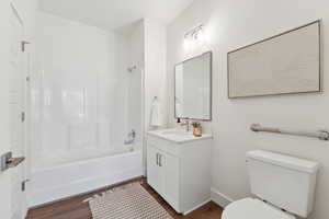 Bath with entry from the hall or the second bedroom