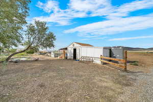View of yard featuring an outbuilding