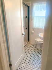 3/4 bath with stylish new flooring!