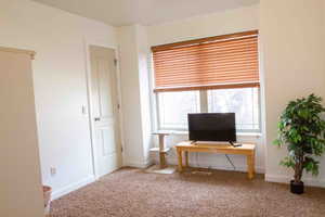 Sitting room with carpet