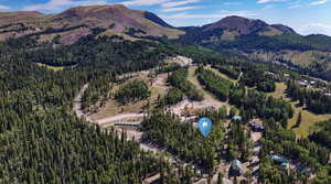 Aerial view of property's location featuring mountains