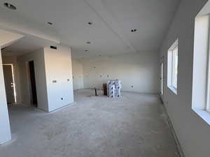 Empty room featuring concrete flooring