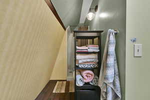 Private en-suite to primary bedroom