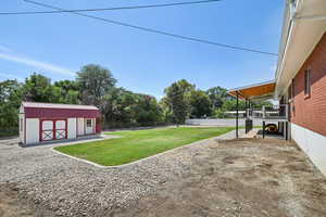View of yard featuring an outbuilding