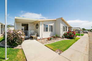 Manufactured / mobile home featuring a front yard
