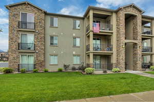 View of apartment building / complex