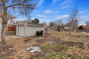 View of yard with an outdoor structure and a detached garage