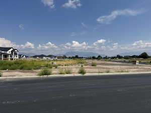 View of yard featuring a mountain view