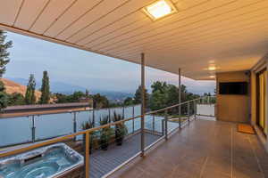 Balcony with a hot tub and a mountain view