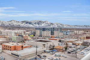 City view featuring mountains