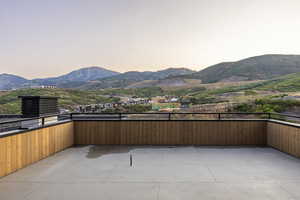 Balcony featuring a mountain view