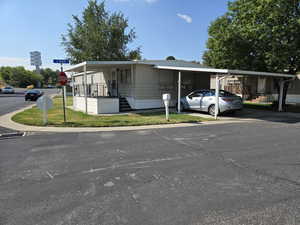 Manufactured / mobile home featuring driveway
