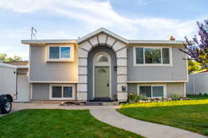 View of front of property featuring stucco siding and a front yard