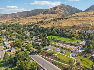 Aerial view of property's location featuring mountains