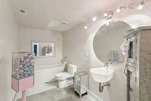 Bathroom with toilet and a bathtub