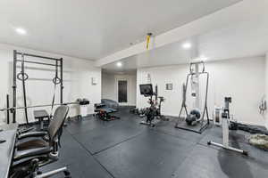 Huge workout room with padded flooring (equipment negotiable)