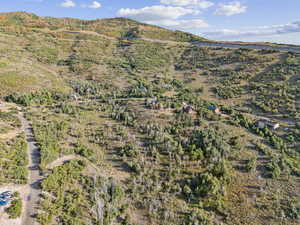 Aerial view of property's location featuring mountains