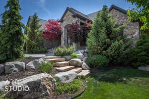 View of grassy yard