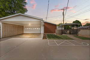 Surrounding community with driveway