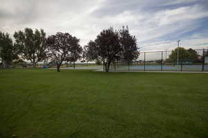 Walking distance to Loy Blake ParkPickleball and basketball courts, pavillion, play ground and huge open space.