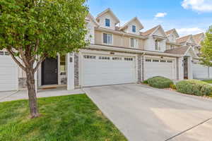 MODERN TOWNHOUSE in a PRIME LOCATION with so many features to love!!