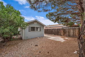 View of yard featuring an outdoor structure