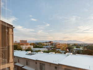 City view featuring a mountainous background