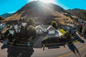 Aerial overview of property's location featuring a mountain backdrop