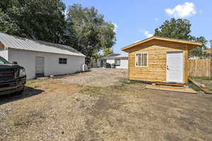 View of yard featuring an outbuilding
