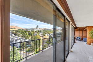 Balcony with a mountain view and spectacular capitol view