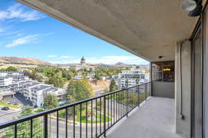 Balcony featuring a mountain view