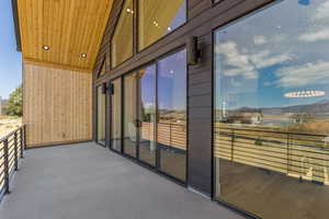 Balcony featuring a mountain view