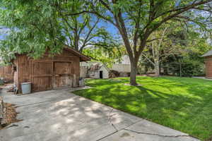 View of yard featuring an outbuilding
