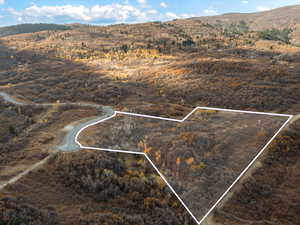 Aerial view of property's location featuring property boundaries highlighted and mountains