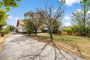 View of yard with driveway