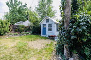 View of yard featuring an outdoor structure
