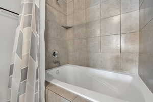 Bathroom with tiled shower / bath combo