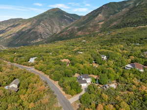 Aerial view of property's location featuring a mountain backdrop