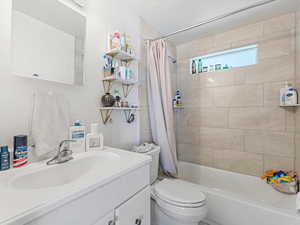 Duplex unit full bathroom with shower/tub combination