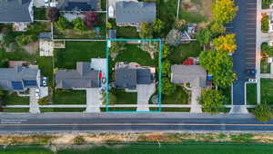 Aerial view of residential area featuring property parcel outlined