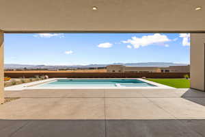 950 Sqft Covered Patio