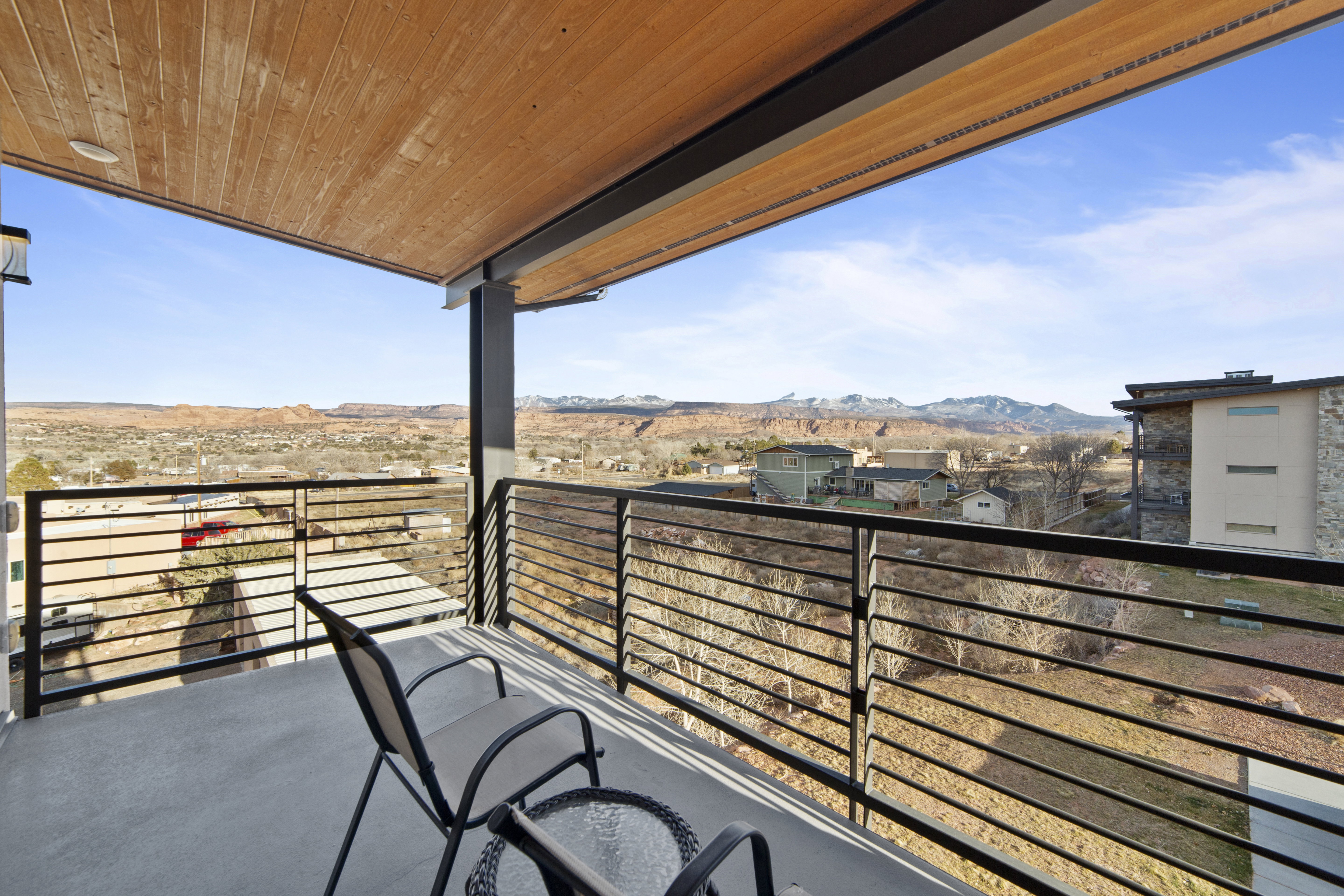 Balcony featuring a mountain view