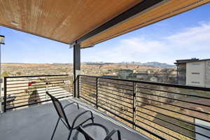 Balcony featuring a mountain view