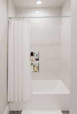 Full bath with shower / tub combo and recessed lighting