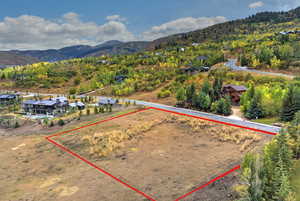 Aerial view of property's location featuring property boundaries highlighted and a mountainous background