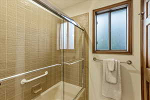 Full bath with bath / shower combo with glass door