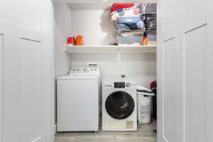 Laundry room with washing machine and clothes dryer and a textured ceiling