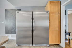 Side by side refrigerator and freezer