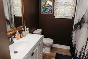 Bathroom with tub/shower, laminate floors and vanity